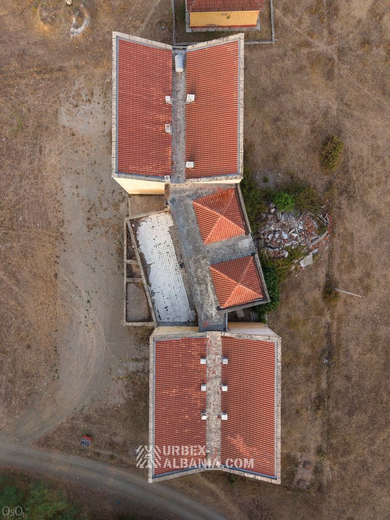 Verlassene Schule im Dorf D-KS