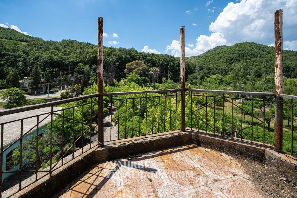 Balcon d'angle du bâtiment principal, privé de son toit en tourelle dès la période communiste