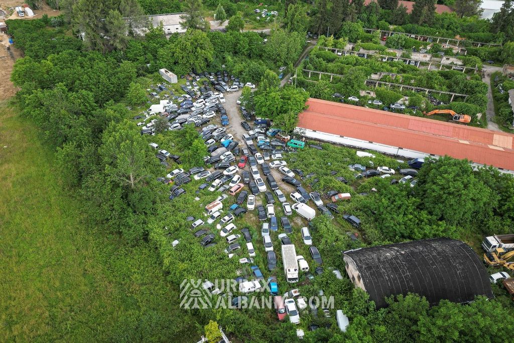 Автомобильная свалка в Тиране