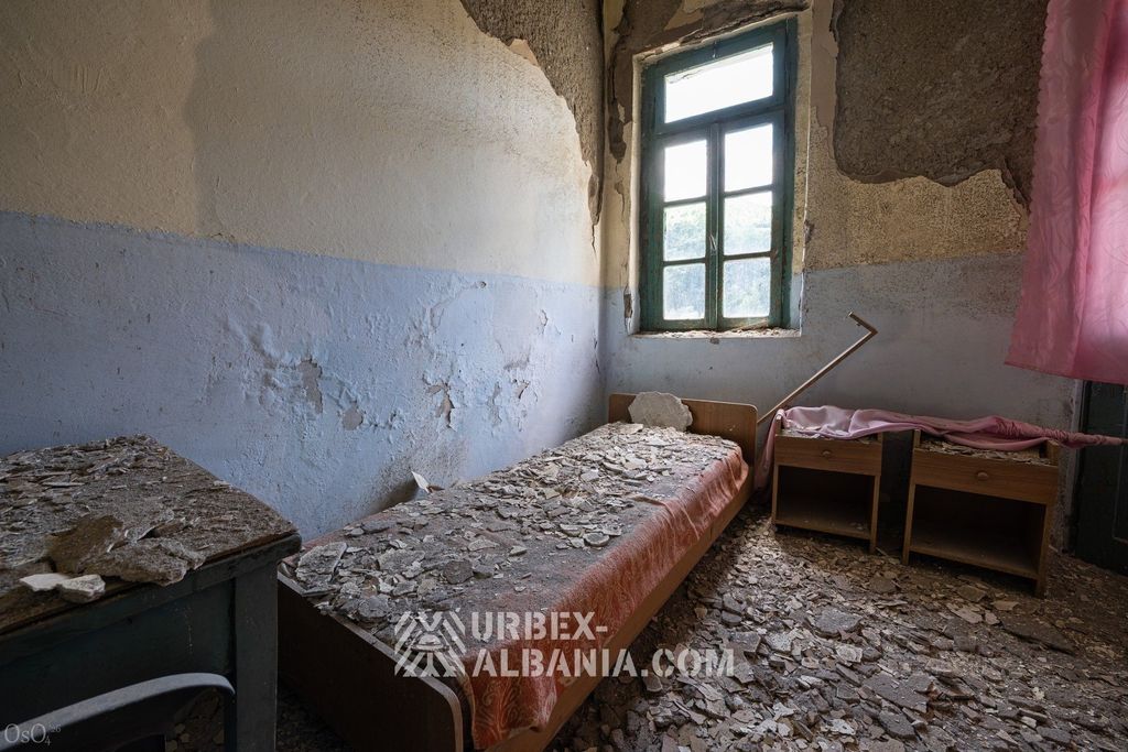 Sol d'une chambre des étages supérieurs enseveli sous le plâtre tombé du plafond