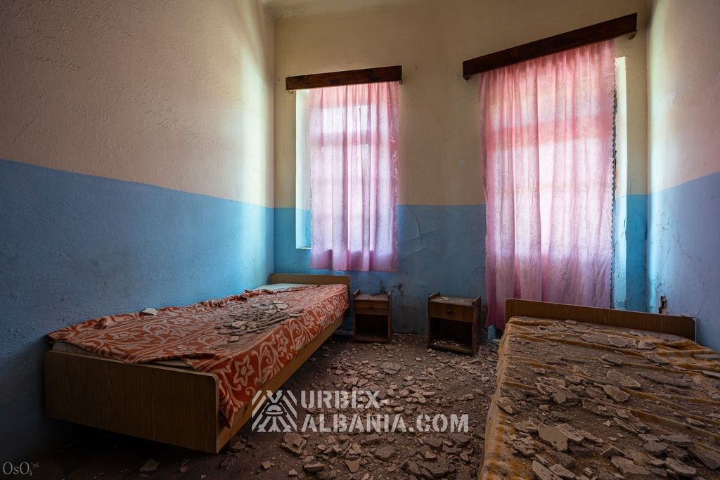 Chambre du sanatorium meublée de lits et d'une armoire mais sans salle de bains privative