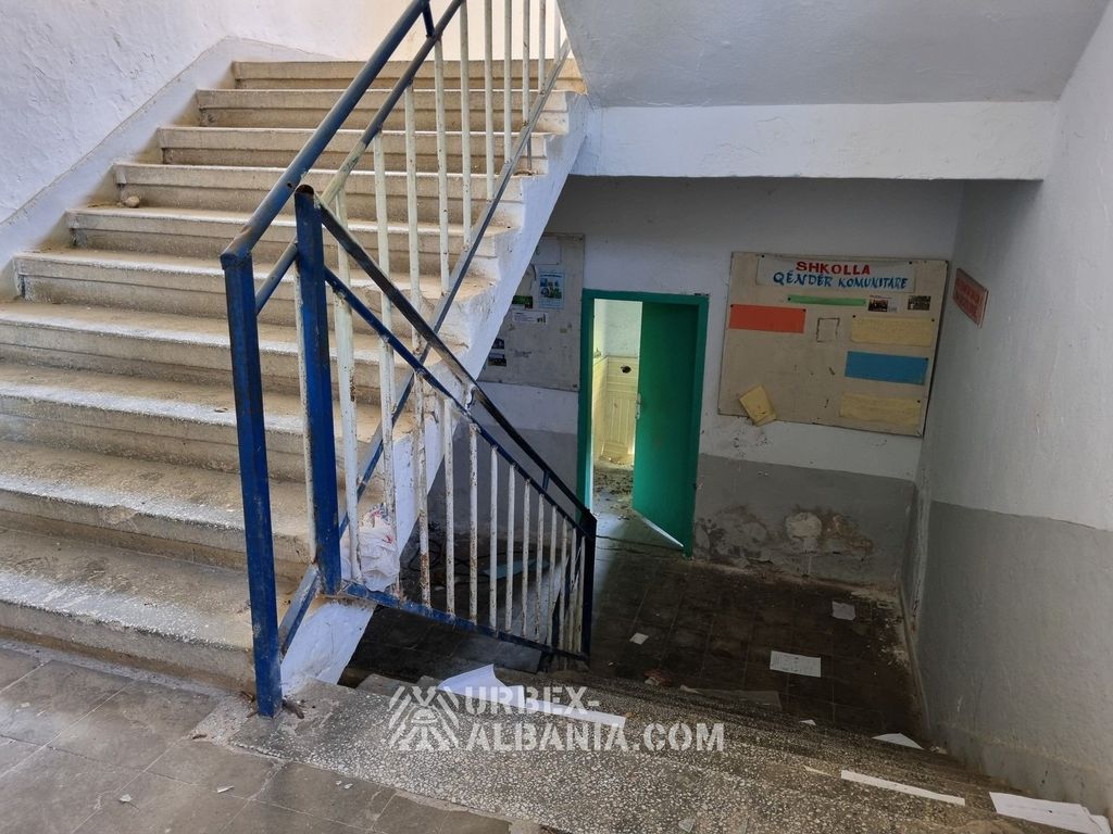 Verlassene Schule im Dorf K-WY