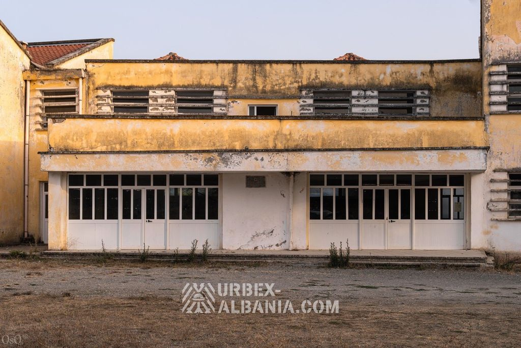 Заброшенная школа в деревне D-KS