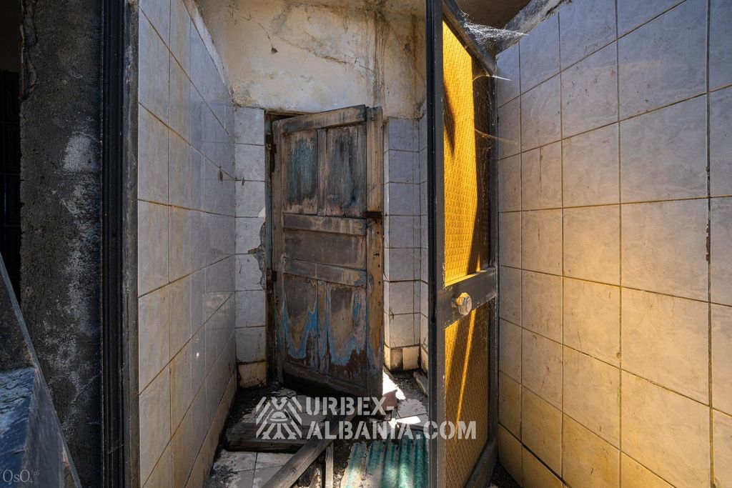 Porte en plastique bon marché à côté d'une porte en bois d'origine dans le couloir de l'établissement thermal