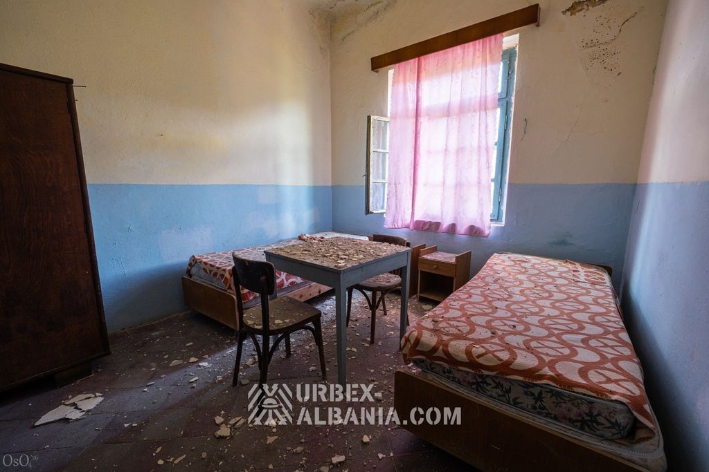 Autre chambre double du sanatorium, lits encore faits sous un plâtre écaillé