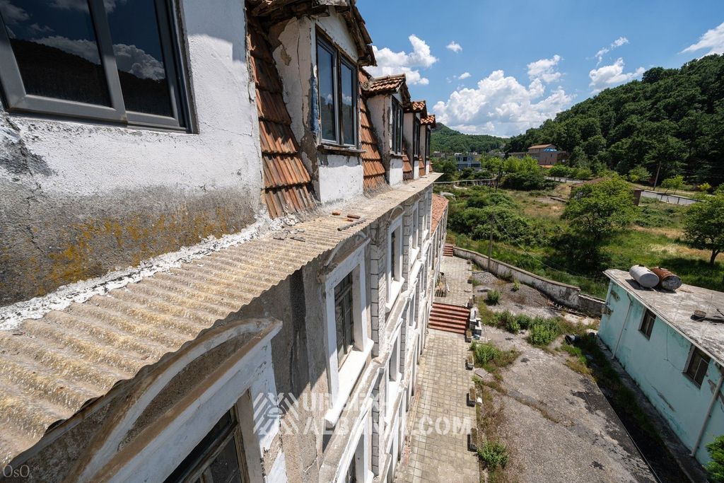 Vue le long de la façade du sanatorium depuis un balcon de l'étage supérieur