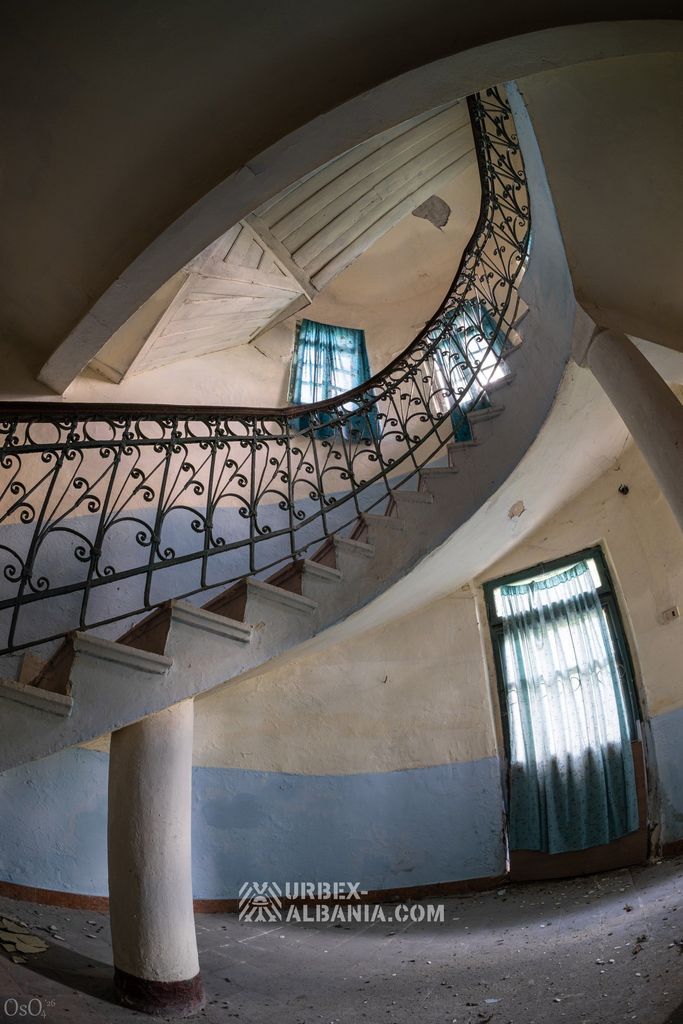 Large escalier du corps principal menant aux étages supérieurs du sanatorium