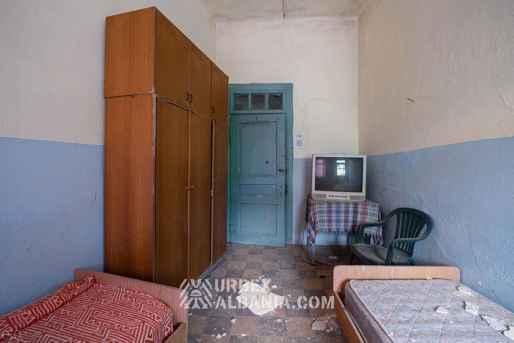 Chambre modeste au mobilier de la période communiste, jamais rénovée avant la fermeture