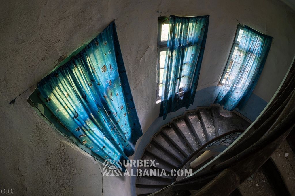 Spirale de l'escalier du sanatorium vue d'en bas à travers trois étages