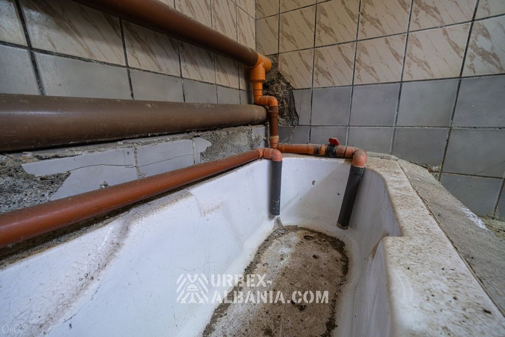 Cabine de bains avec baignoire et vieux robinets pour l'eau chaude sulfureuse