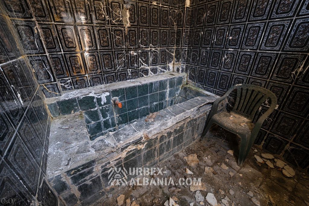 Le bain royal&nbsp;: une cabine entièrement revêtue de carreaux à motifs autour d'un grand bassin