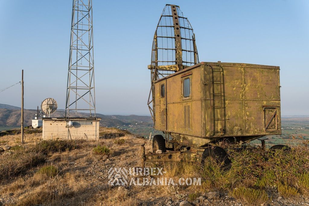 Radar altímetro PRV-10 a la luz de la mañana