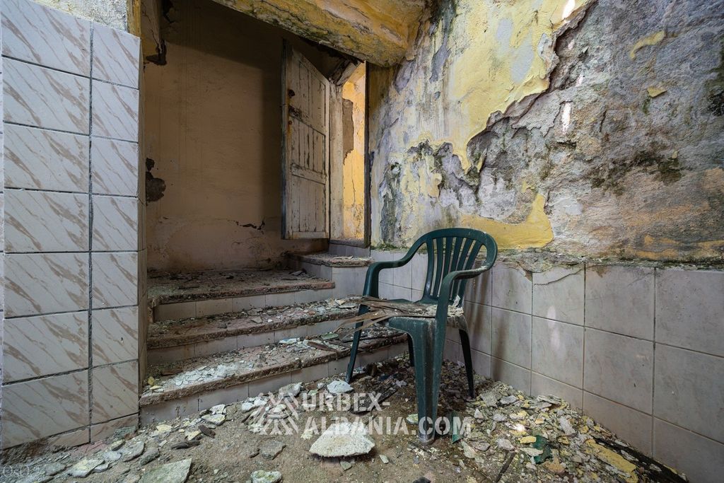 Chaise solitaire du préposé aux bains laissée près de la sortie de l'établissement thermal