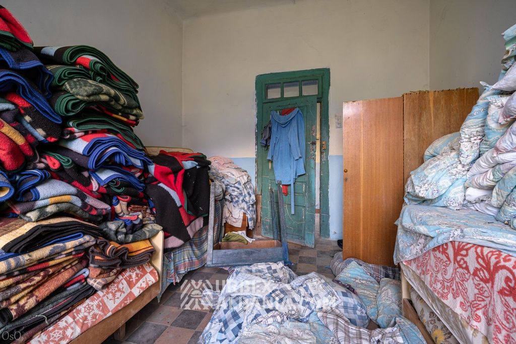 Pièce transformée en réserve de couvertures et de linge de lit du sanatorium fermé