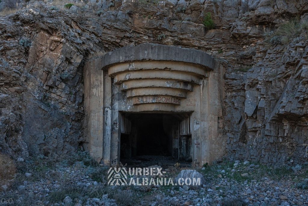 Bunkers d'Artillerie L-EA avec Tunnels