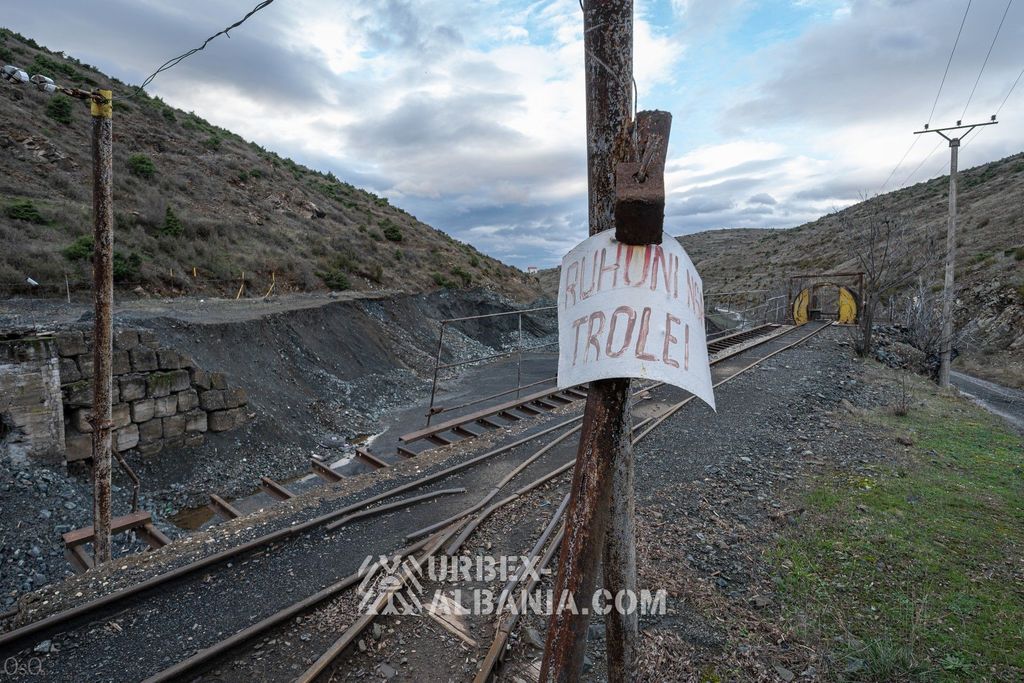 Написанная от руки табличка «Ruhuni nga trolei» у пути к штольне
