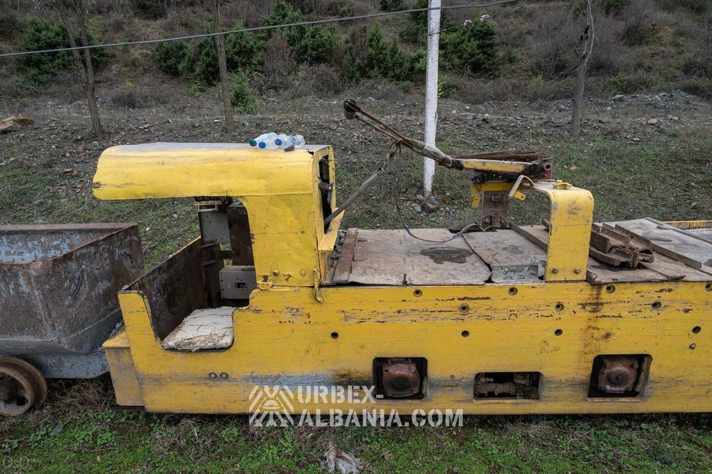 Шахтный электровоз с открытой нишей машиниста и опущенным пантографом