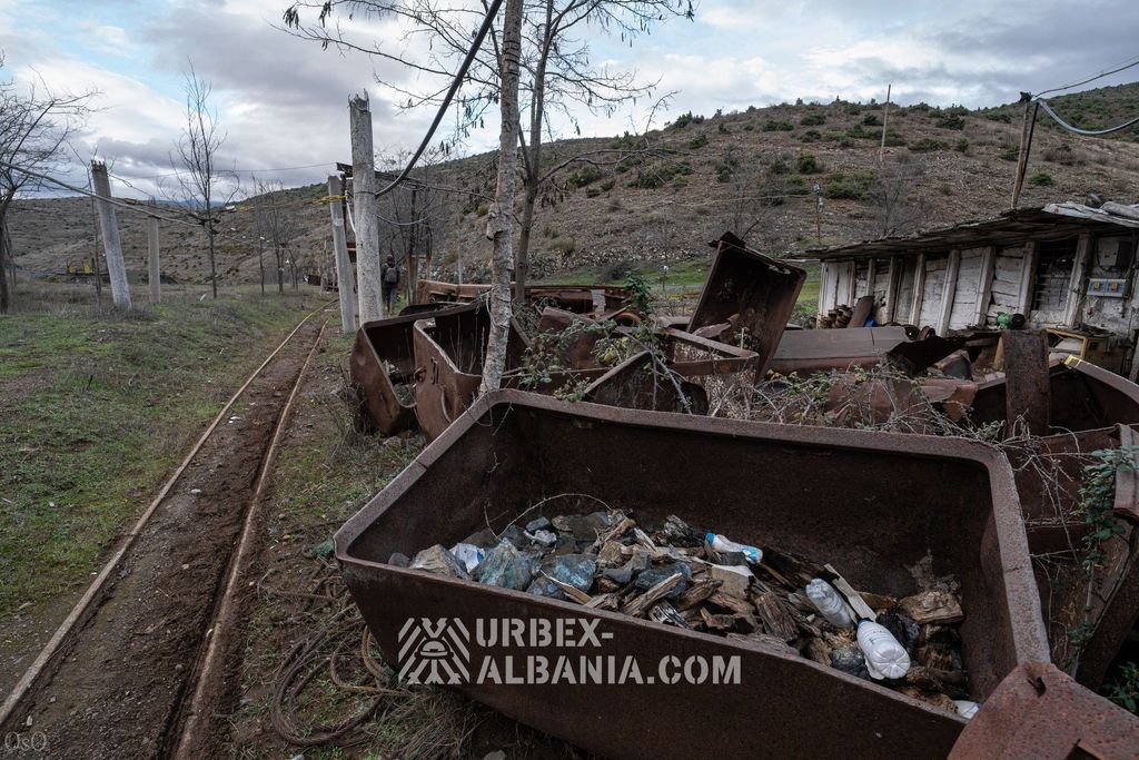 Разбитые кузова вагонеток у узкоколейки, превращённые в свалку