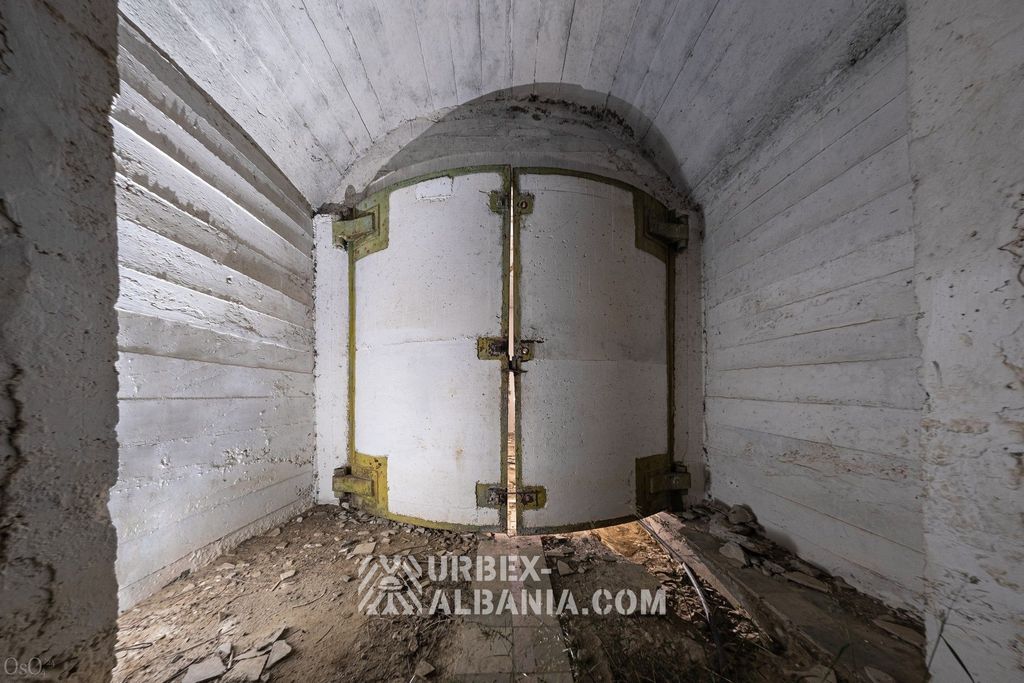 Bunker D-ZQ con Grandi Porte e Postazioni d'Artiglieria