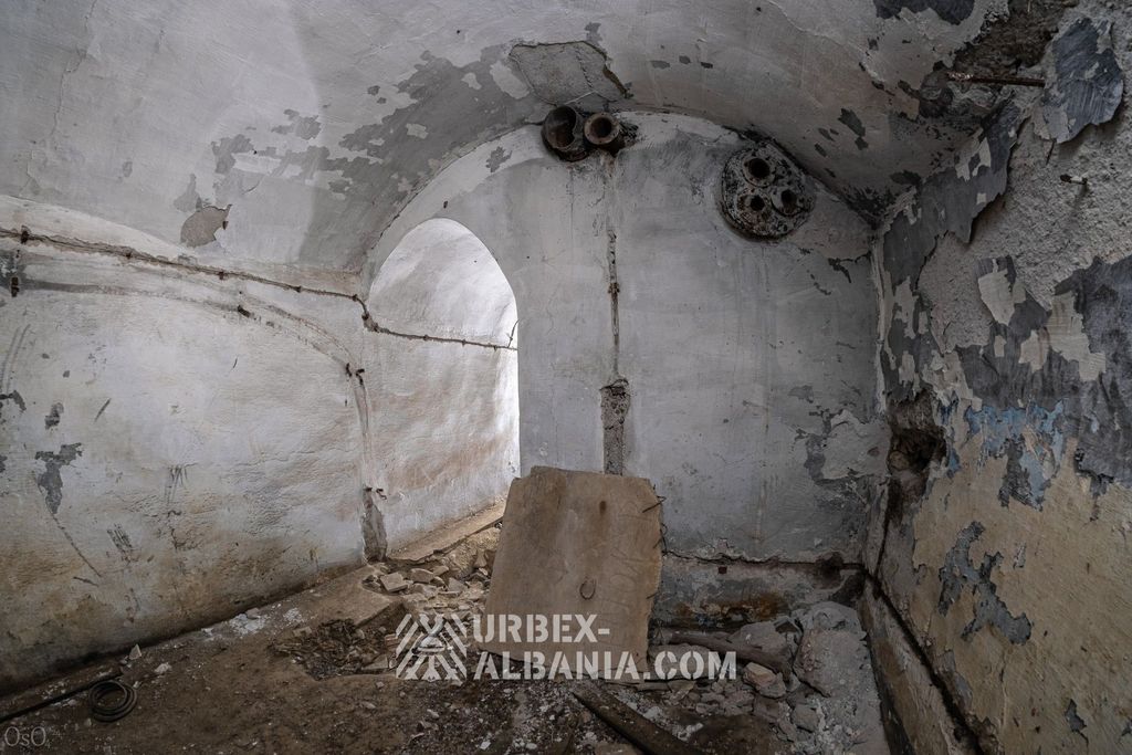 Bunker D-ZQ con Grandi Porte e Postazioni d'Artiglieria