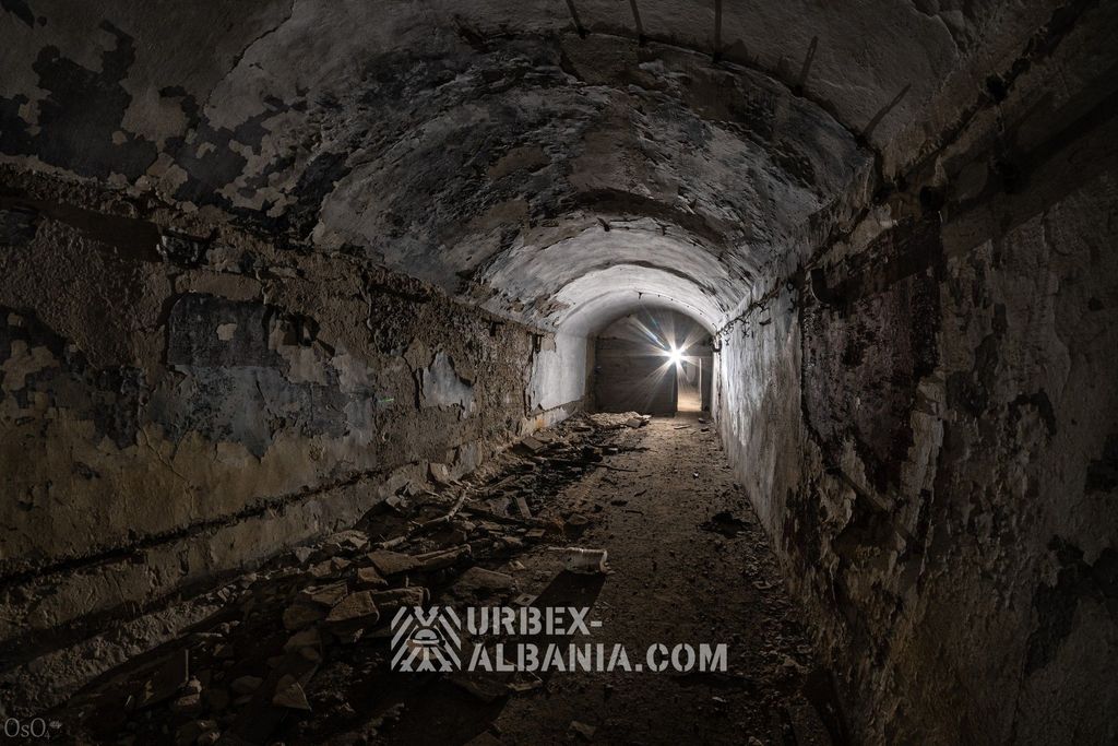 Bunker D-ZQ con Grandi Porte e Postazioni d'Artiglieria