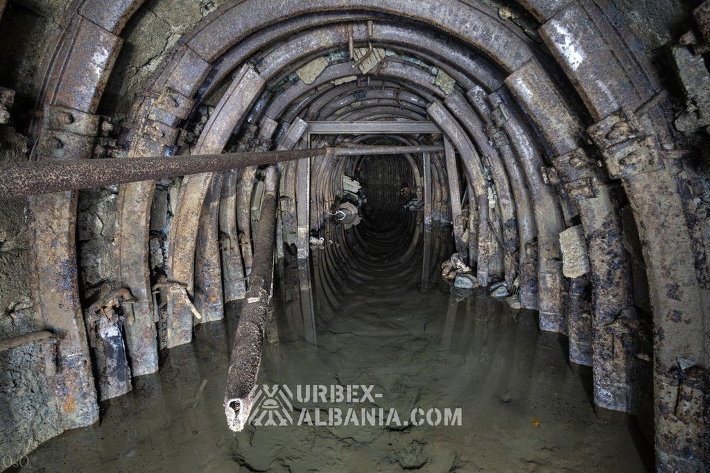 Затопленная выработка горизонта 500 с арочной крепью, стоящей в мутной воде