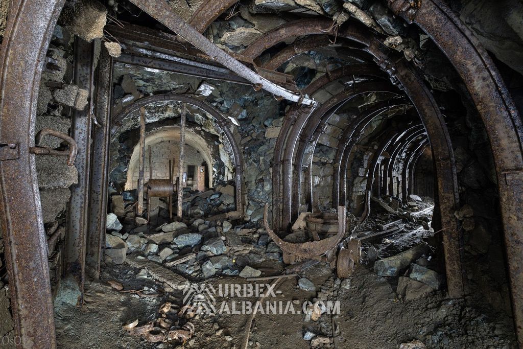Ручной подъёмный барабан на деревянной раме в боковой камере горизонта