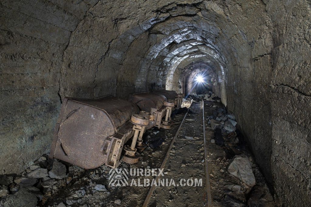 Запасные вагонетки, оставленные на бетонированном участке горизонта