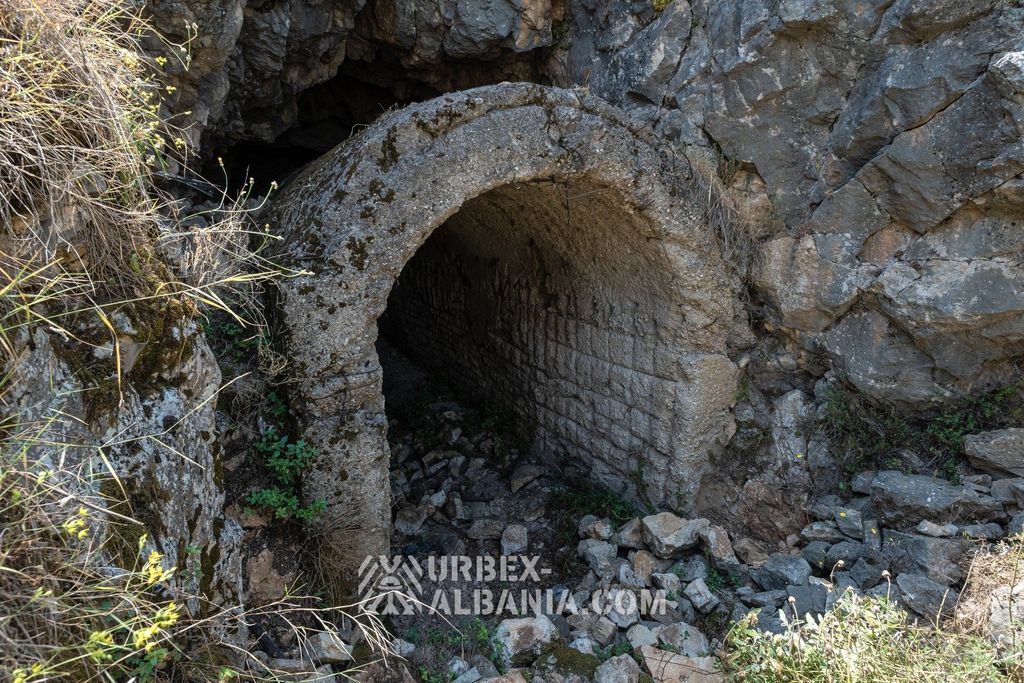 Береговые артиллерийские бункеры V-WW с туннелями под замком