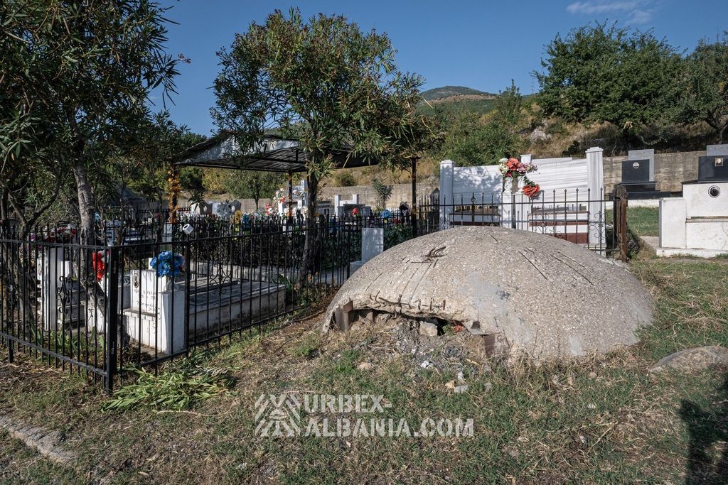 Bunkers d'Artillerie Sphériques L-GZ dans un Cimetière