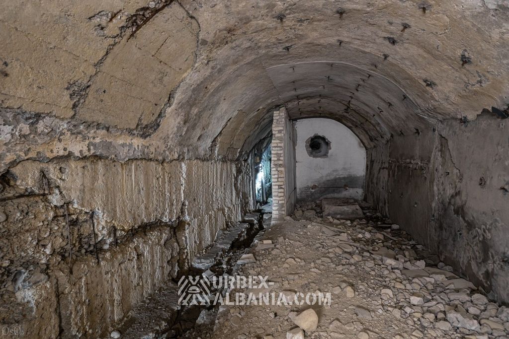 Flugabwehrstellung L-WM mit einem großen Bunker