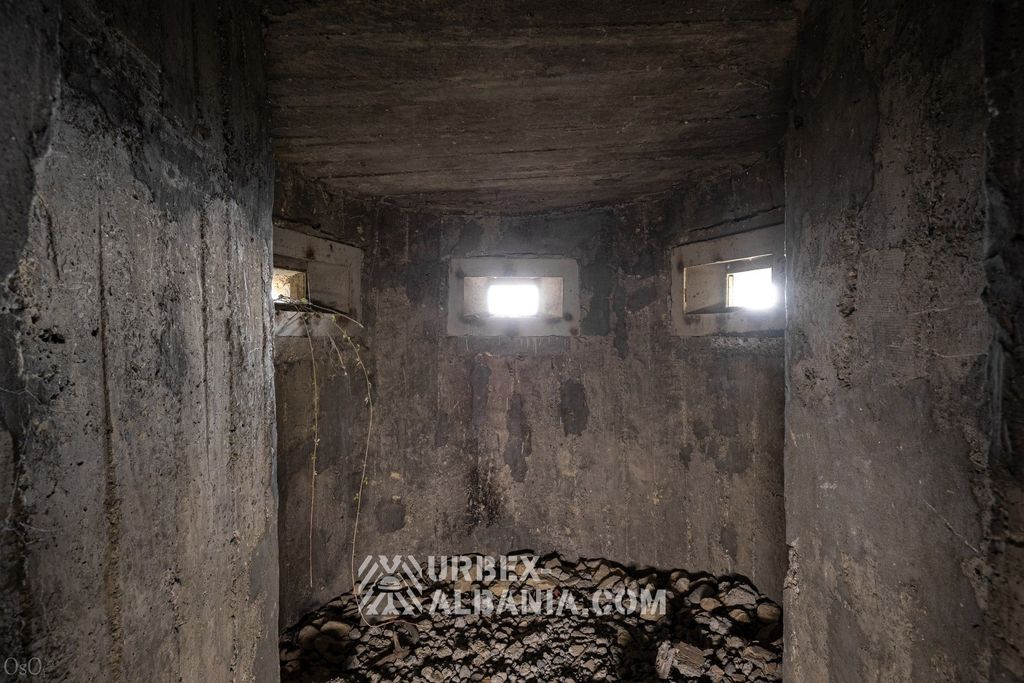 Flugabwehrstellung L-WM mit einem großen Bunker