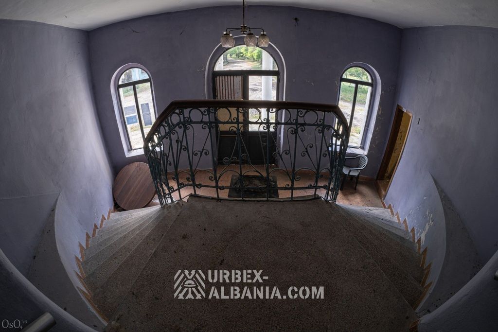 Escalier arrondi du corps principal du sanatorium avec sa balustrade en fer forgé
