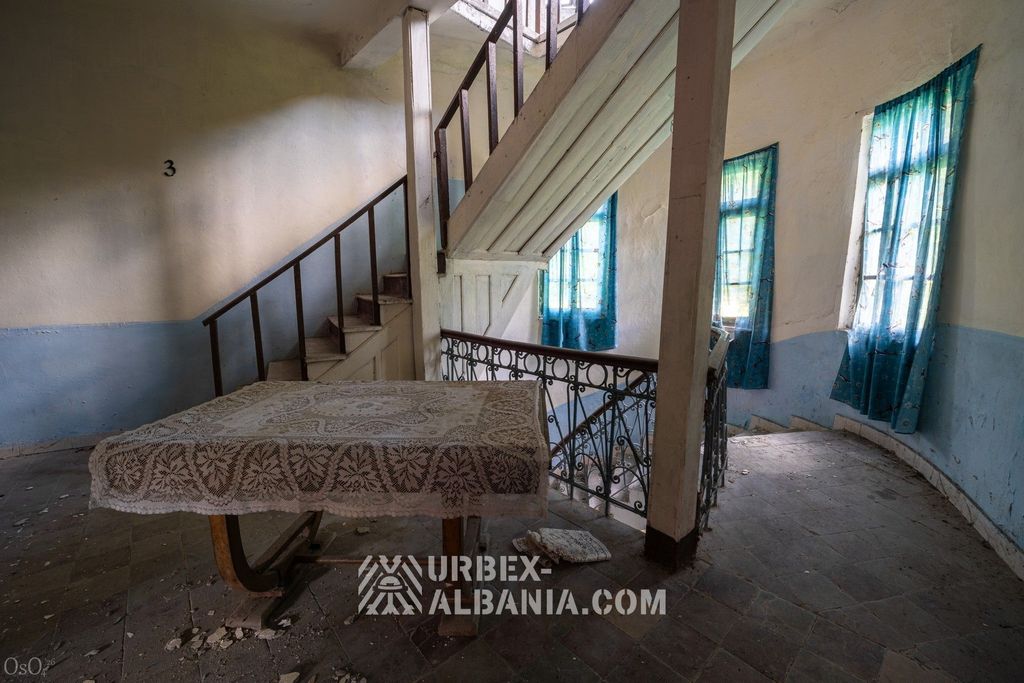 Petite table couverte d'une nappe en dentelle à l'ancienne dans une chambre du sanatorium
