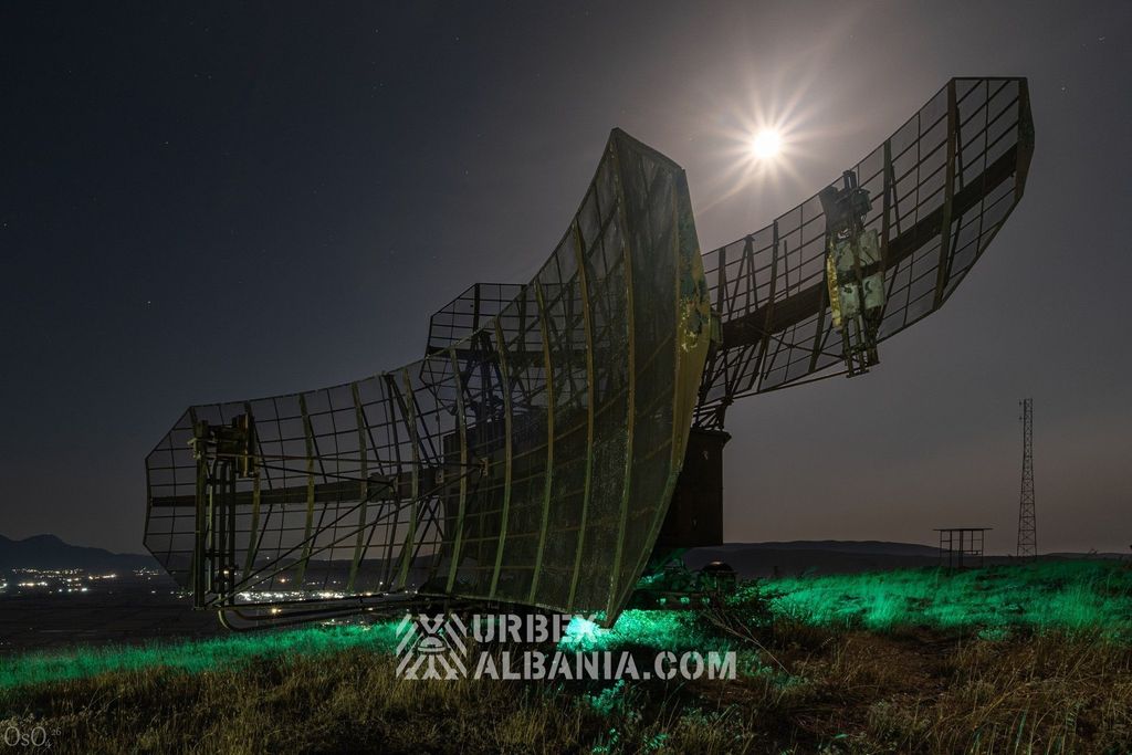 Antena del radar P-35 de noche bajo la luna — puesto de radar abandonado en Albania