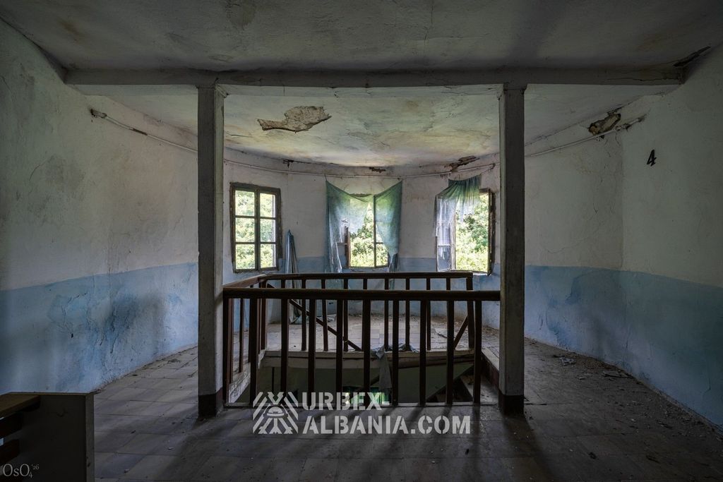 Couloir du sanatorium menant vers la lumière du jour de la sortie