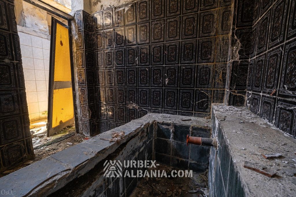 Mur carrelé du bain royal avec la plomberie dissimulée dans la maçonnerie