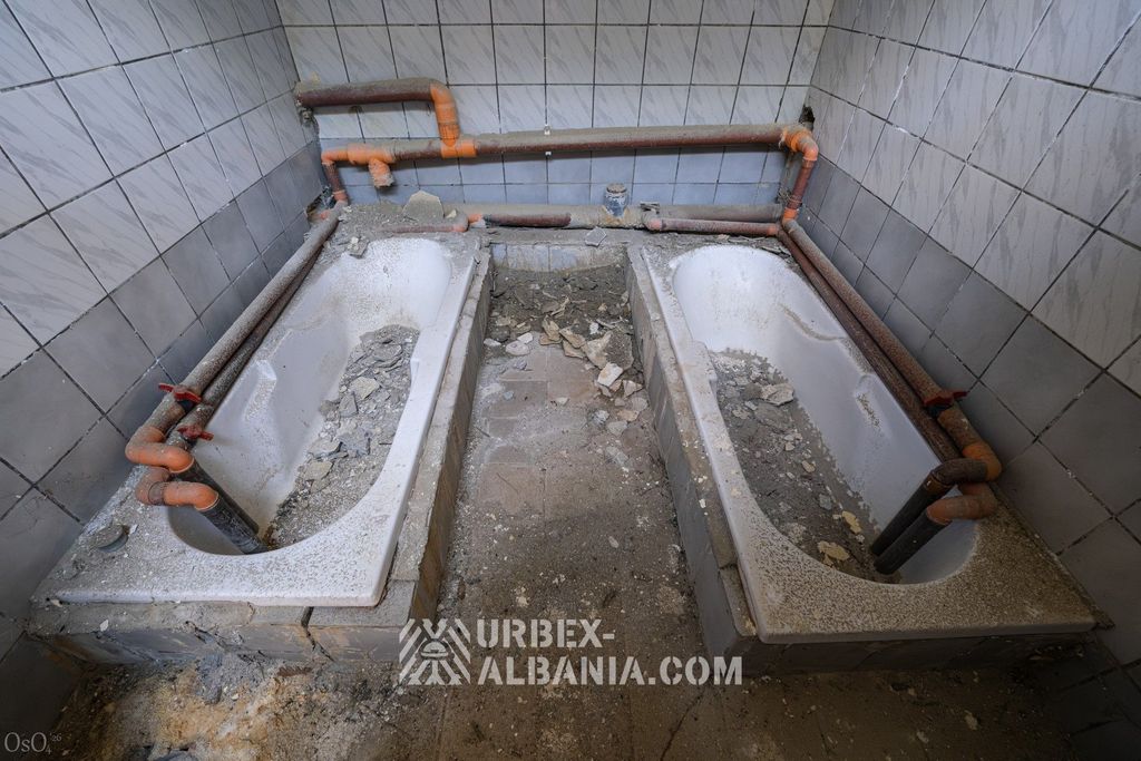 Cabine double avec deux baignoires côte à côte pour prendre les eaux à deux
