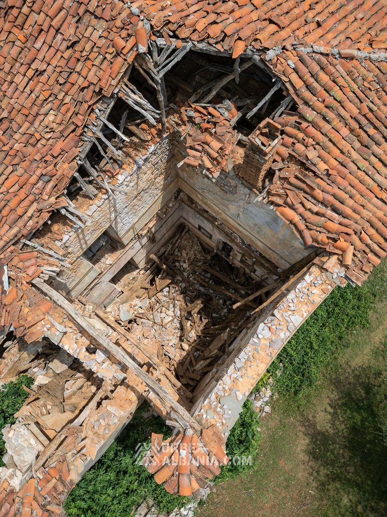 Opuštěné historické muzeum se sochou Envera Hoxhy