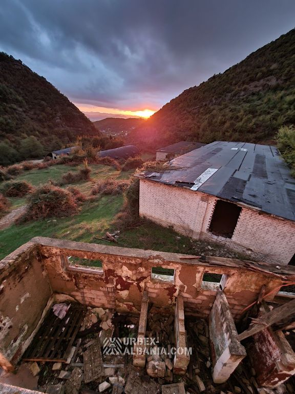 Caserma militare in rovina con un piccolo bunker