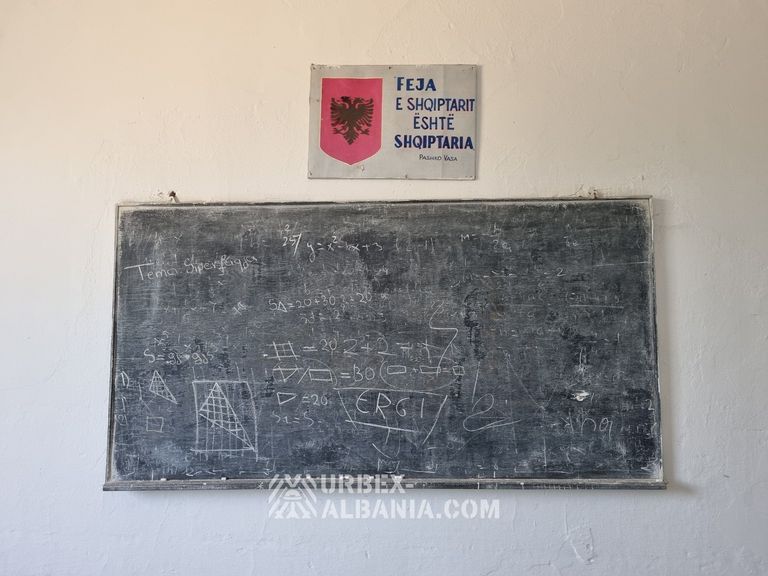 Scuola Abbandonata nel Villaggio K-WY
