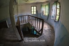 Palier du troisième étage du sanatorium avec la lumière tombant d'une haute fenêtre