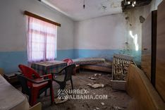 Chambre du sanatorium aux murs cloqués par l'humidité et au plafond affaissé