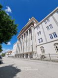 Na wpół opuszczony budynek uniwersytetu
