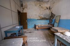 Paquet vide de masques médicaux daté de 2020 posé sur une table dans une chambre du sanatorium