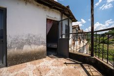 Balcon d'une chambre du sanatorium donnant sur le parc envahi par la végétation