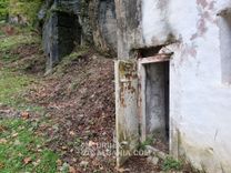 Podupadłe koszary wojskowe z małym bunkrem
