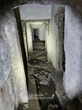 Podupadłe koszary wojskowe z małym bunkrem
