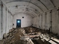 Podupadłe koszary wojskowe z małym bunkrem