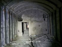 Podupadłe koszary wojskowe z małym bunkrem